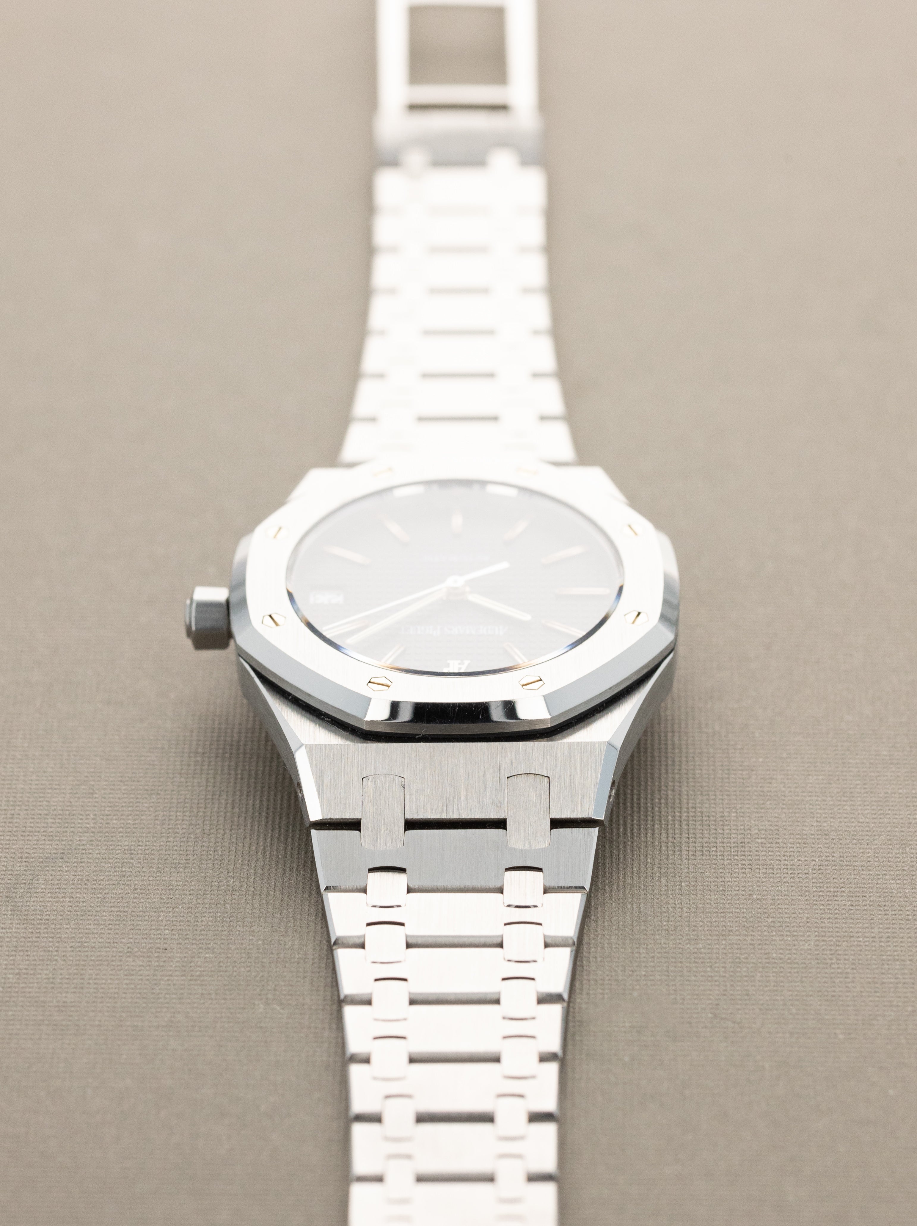 Audemars Piguet Royal Oak 'Midsize' Ref. 14790ST - 'Second Series' W/ Box, Papers, & Extract