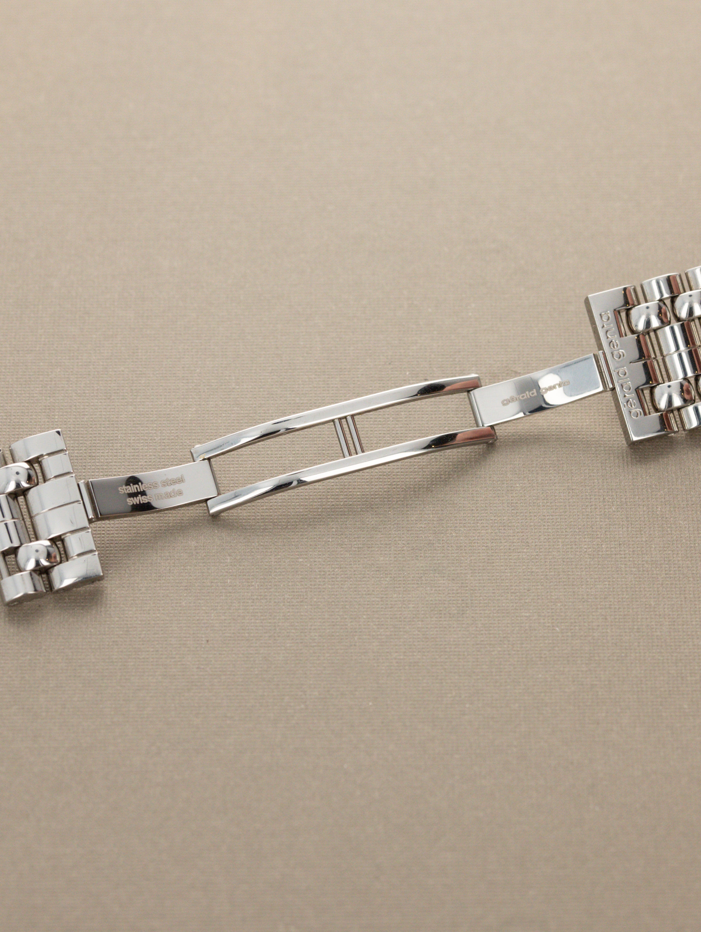 Gérald Genta Retro Solo Ref. RSO.M.10 - 'Jump Hour' W/ Box & Papers