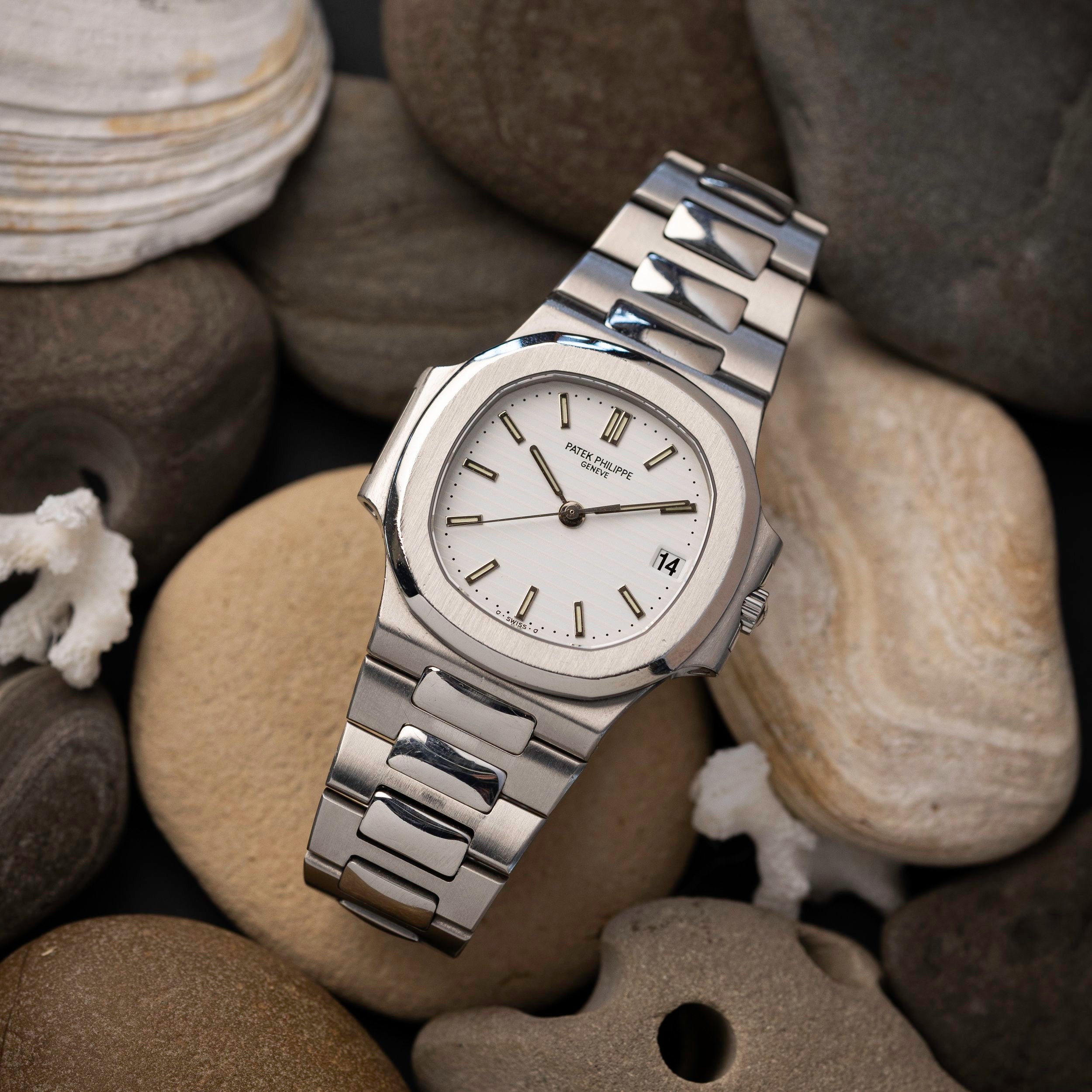 Patek Philippe Nautilus Ref. 3800/1A - The 'Garage Door' Full set