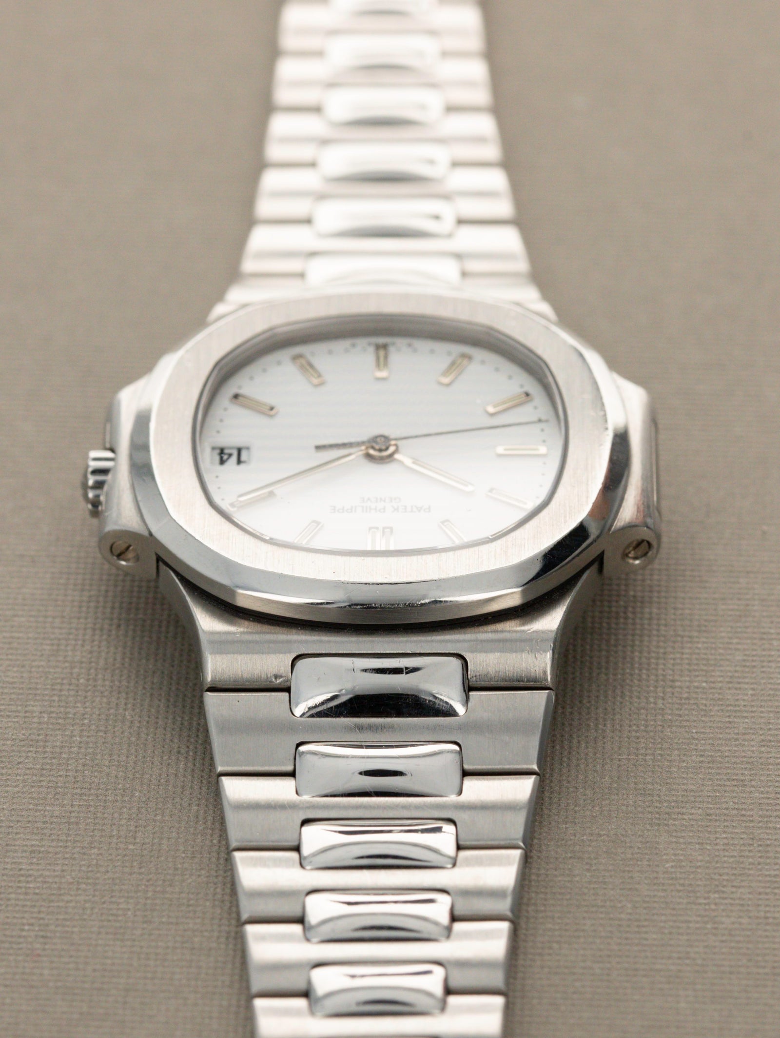 Patek Philippe Nautilus Ref. 3800/1A - The 'Garage Door' Full set