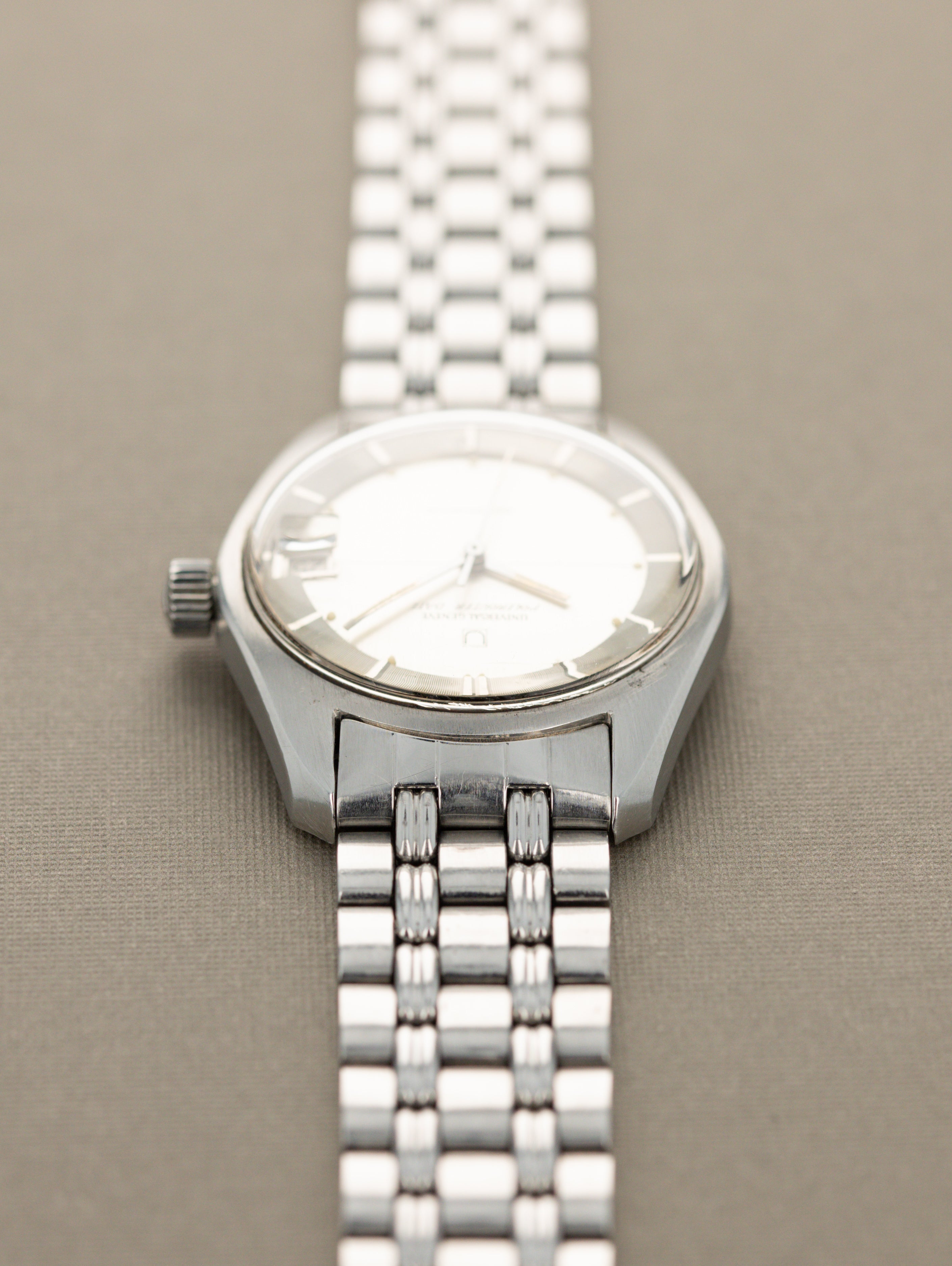 Universal Genève Polerouter Date Ref. 869119/02 - 'Brushed' Silver Dial Gay Frères Bracelet
