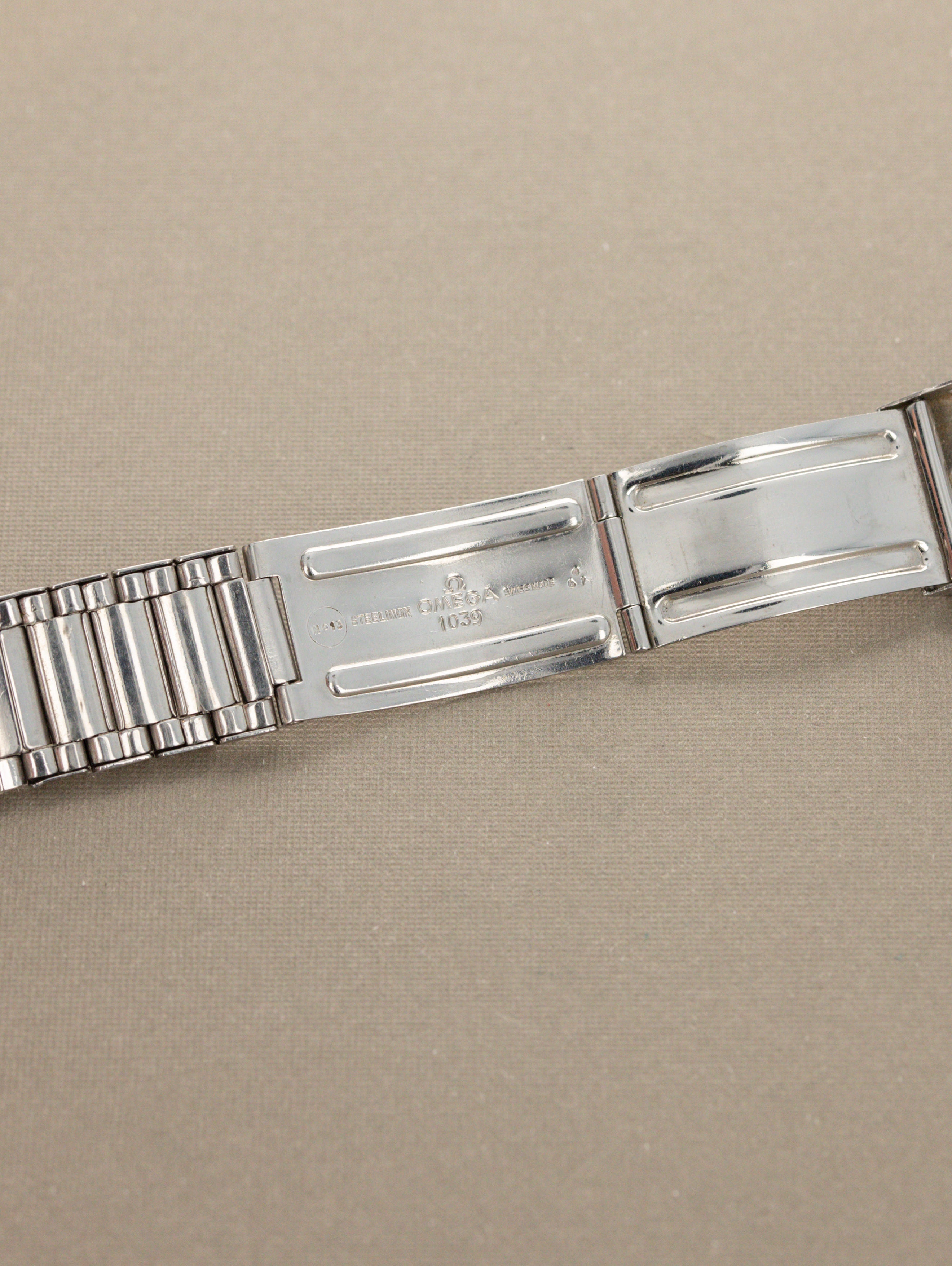 Omega Speedmaster Professional Ref. 105.012-66 - Calibre .321 w/ Box, Papers, & Extract