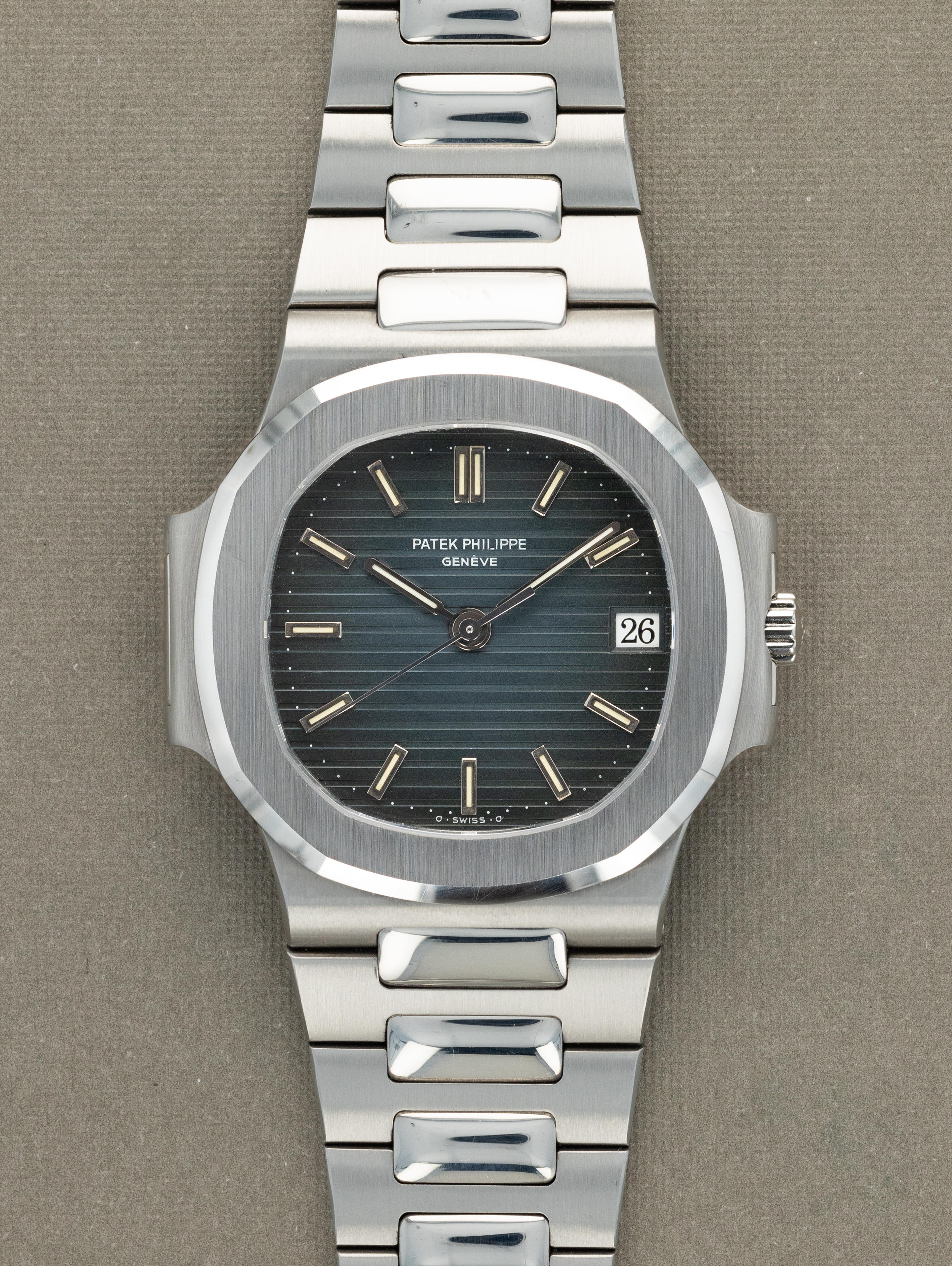 Patek Philippe Nautilus 'Midsize' Ref. 3800 - w/ Box, Certificate of Origin & Service Papers