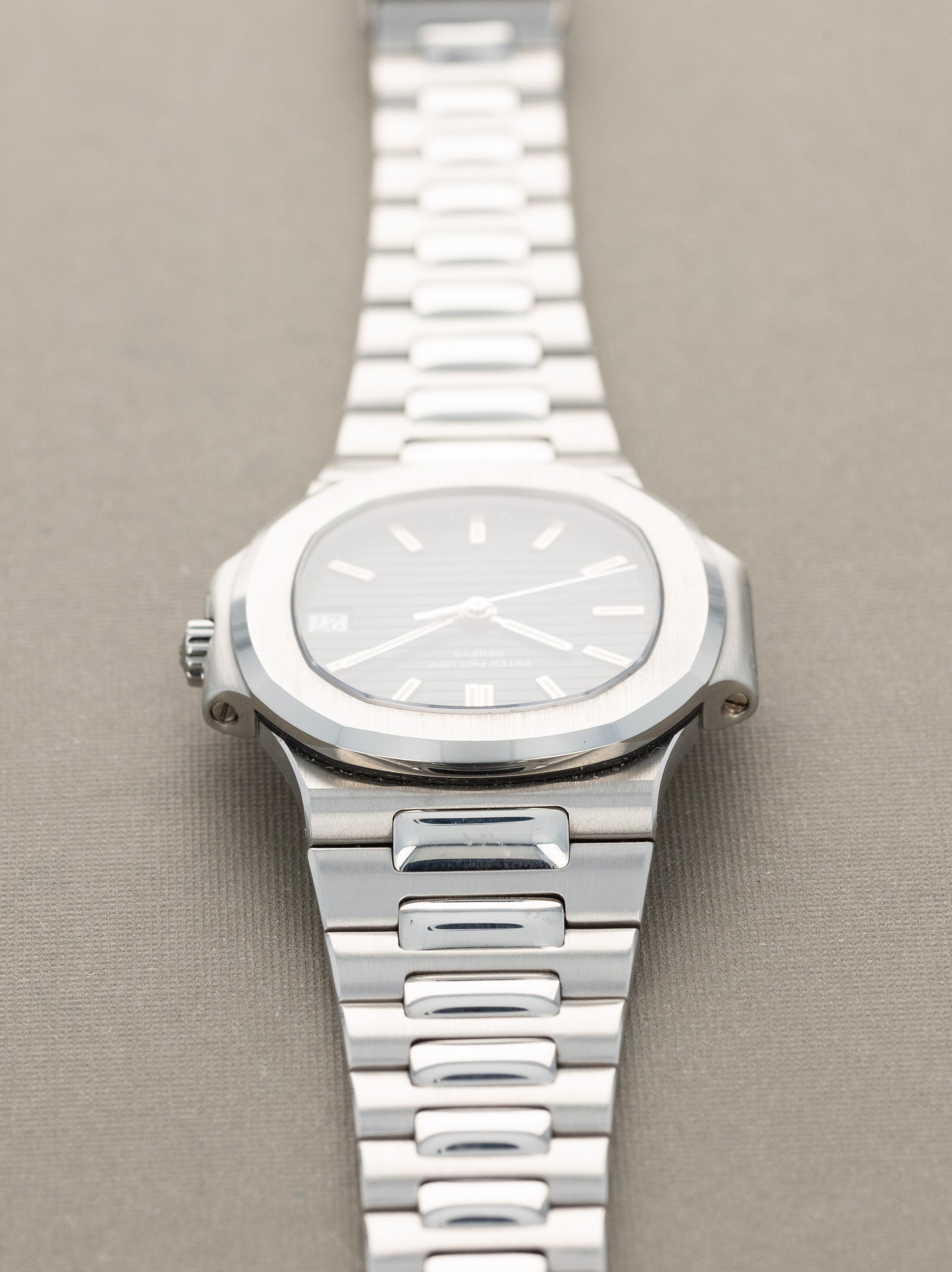 Patek Philippe Nautilus 'Midsize' Ref. 3800 - w/ Box, Certificate of Origin & Service Papers