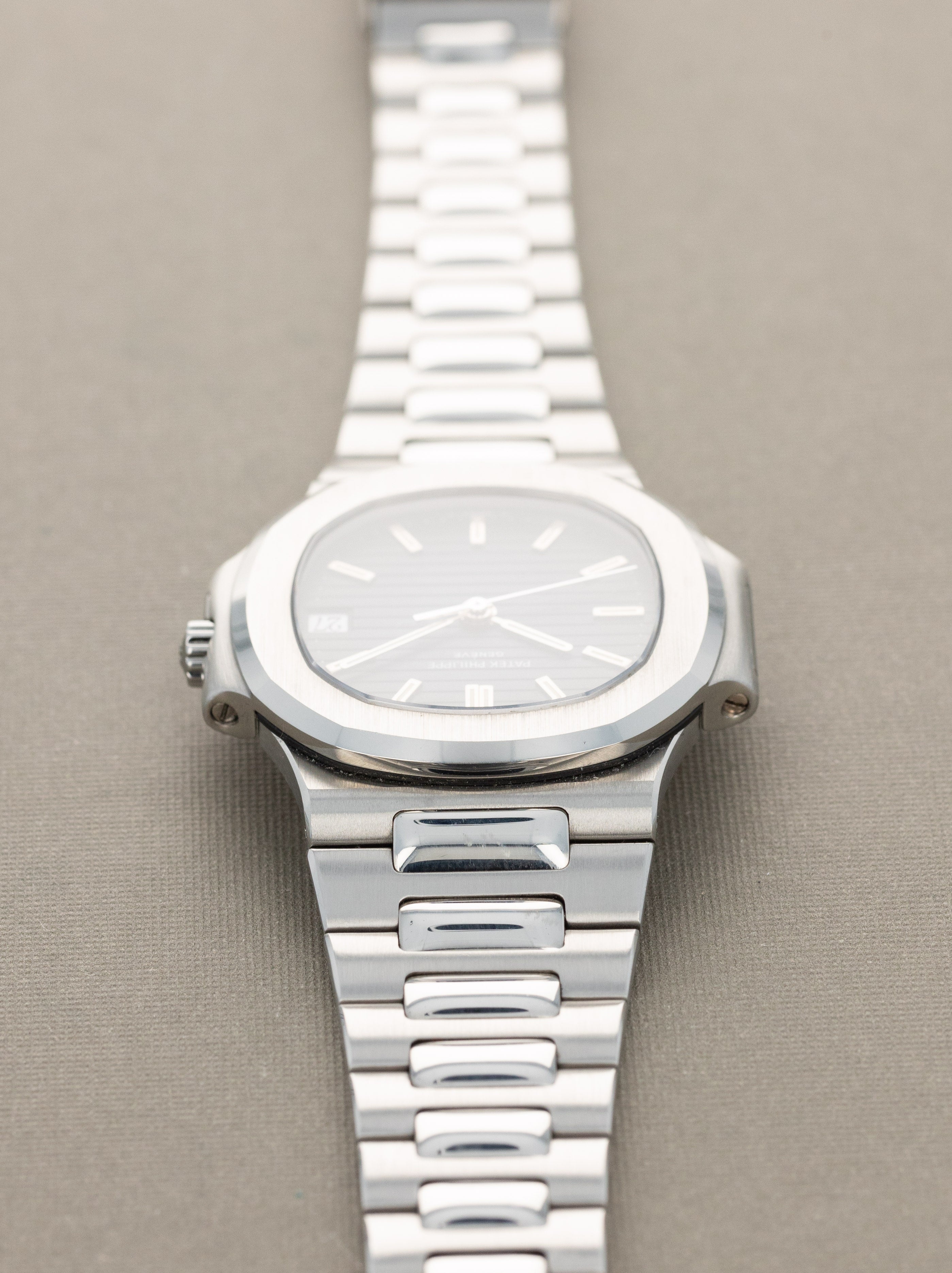 Patek Philippe Nautilus 'Midsize' Ref. 3800 - w/ Box, Certificate of Origin & Service Papers