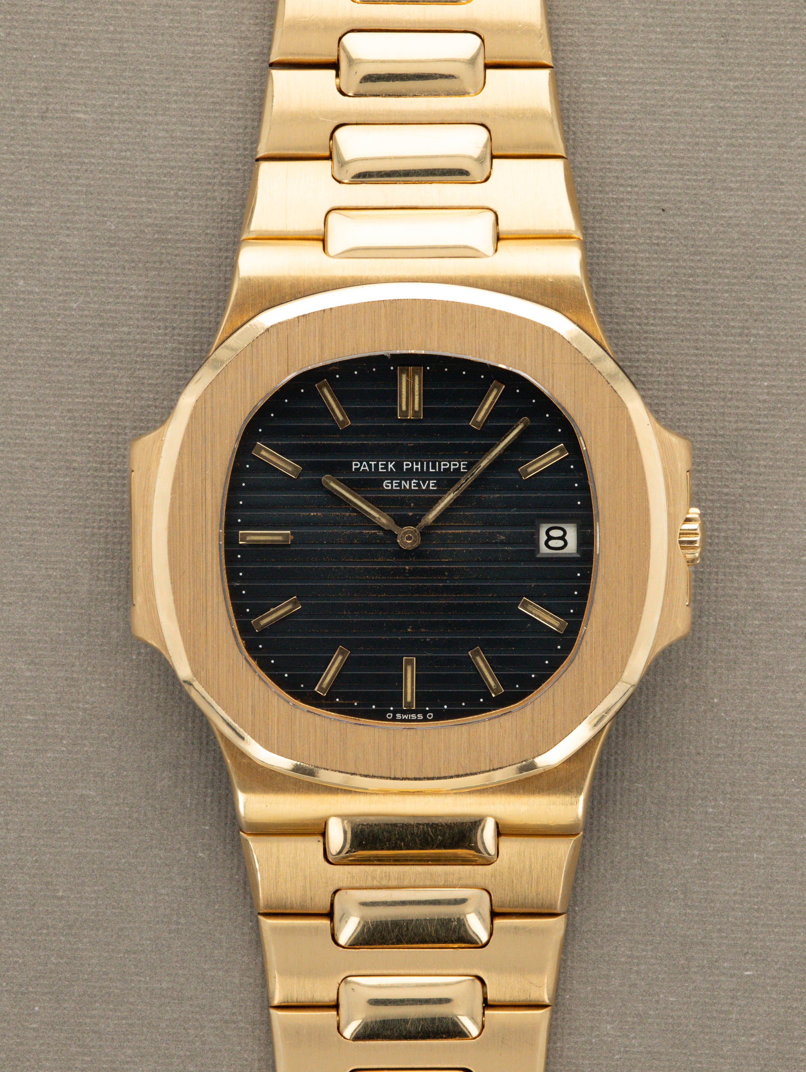 Patek Philippe Nautilus 'Jumbo' Ref. 3700/1J - w/ Certificate of Origin
