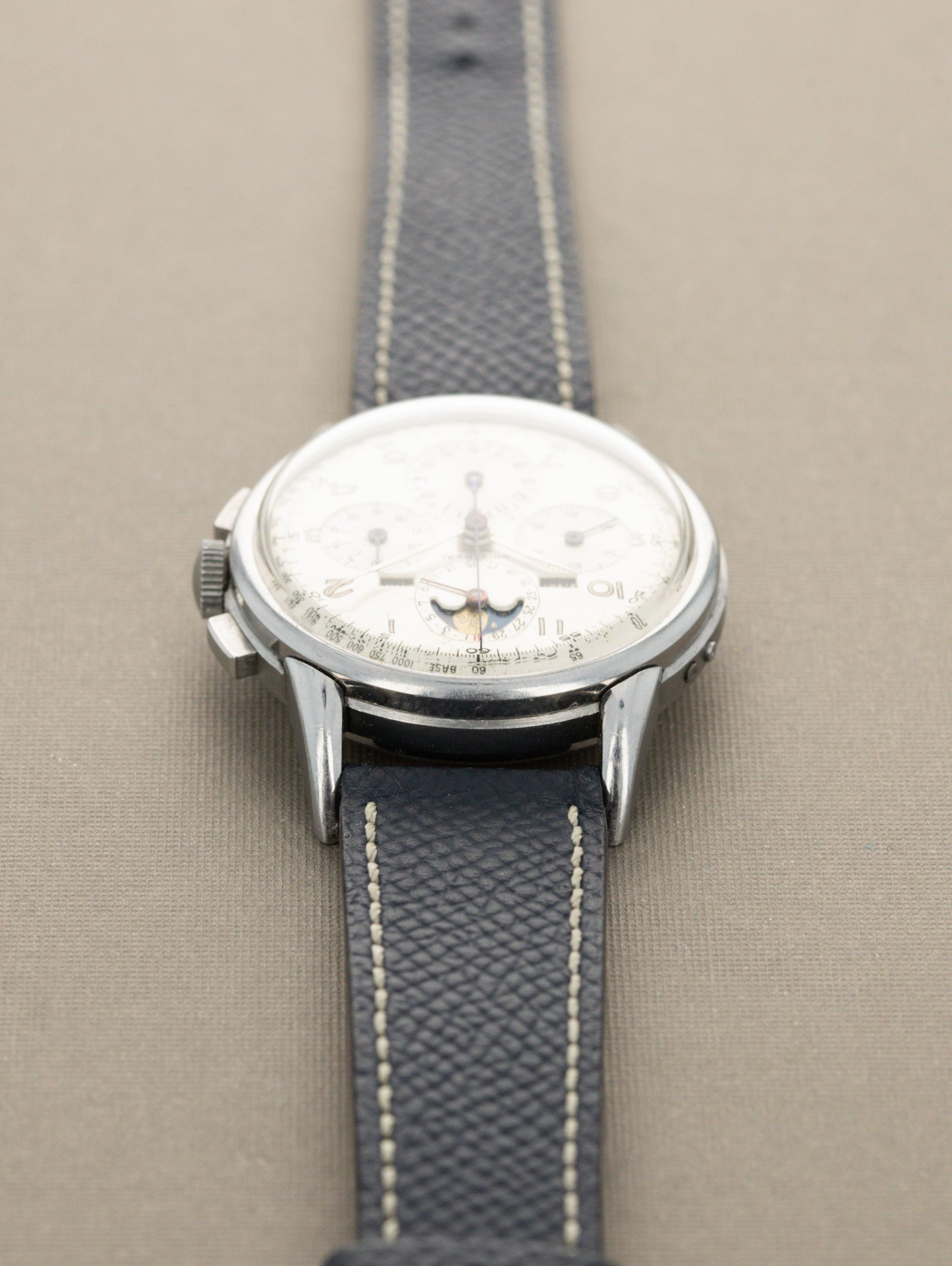 Universal Genève Tri-Compax Ref. 22283 - 'Brushed' silver Non-Luminous Dial Unpolished