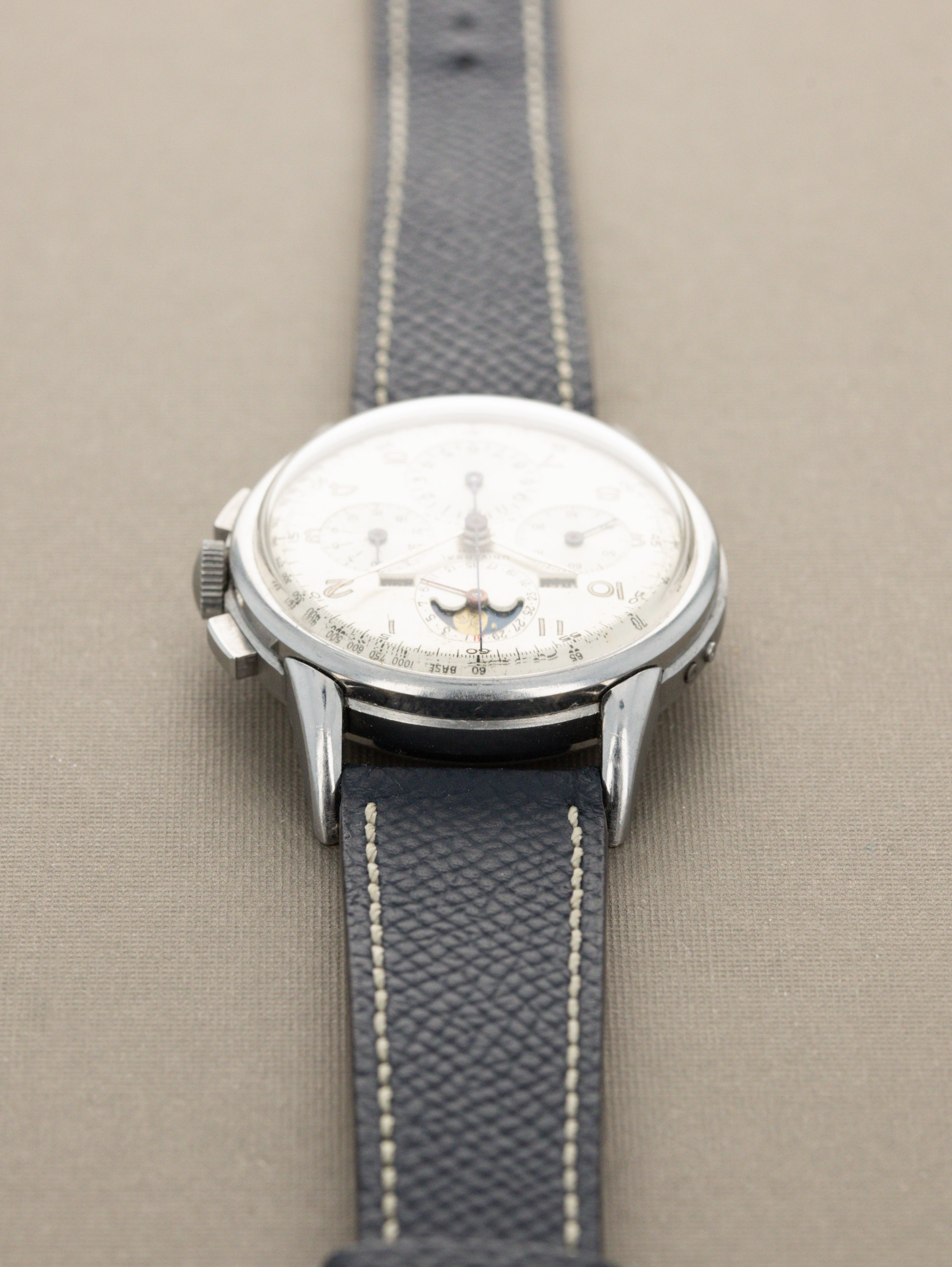 Universal Genève Tri-Compax Ref. 22283 - 'Brushed' silver Non-Luminous Dial Unpolished
